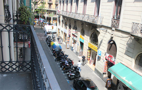 Вид на Ла Рамблу с балкона номера отеля Bcn Internet Apartments