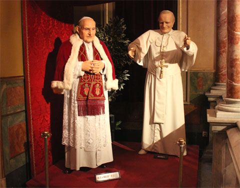 Восковая фигура Папы Римского