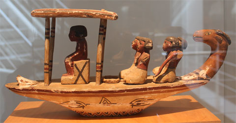 Древнеееипетская лодка плывет по Нилу