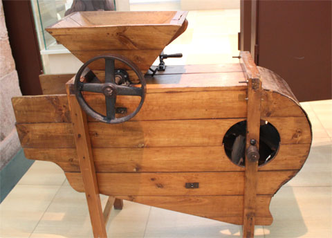 Старинная машина для помола какао-бобов
