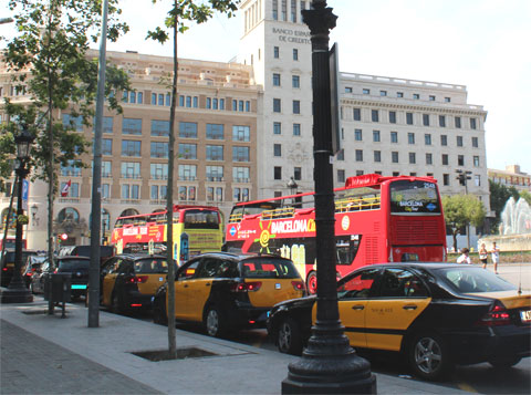 Туристические автобусы на площади Каталонии