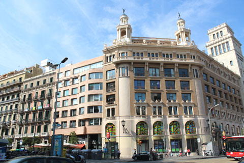 Дома на площади Каталонии в Барселоне