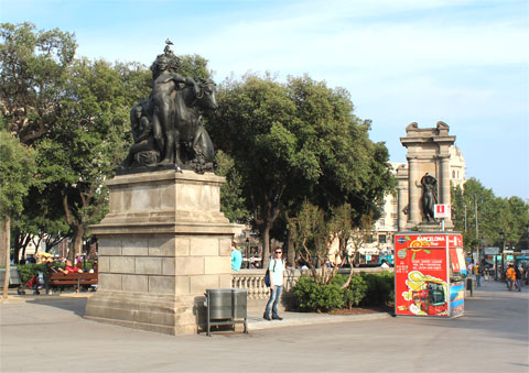 Скульптуры на площади Каталонии