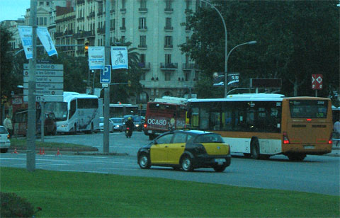Такси в Барселоне желто-черный цвета