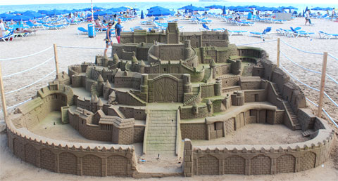 Замок из песка на пляже в Бенидорме