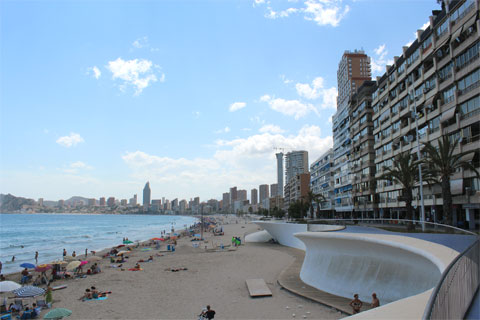 Пляж Playa de Poniente в Бенидорме, Испания