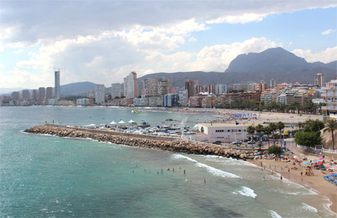 Вид на пляжи  Playa de Poniente и Cala Del Mal Pas со средиземноморского балкона Бенидорма