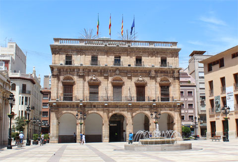 Здание муниципалитета Кастельона на главной площади