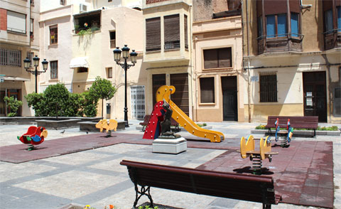 Детская игровая площадка на центральной площади Кастельона