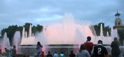 Представление поющего фонтана, Барселона