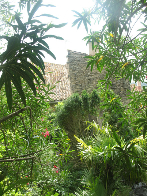 Сад во дворе замка