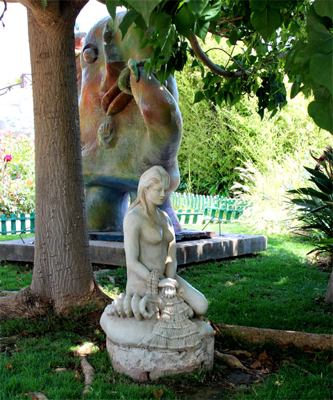 Скульптура девушки