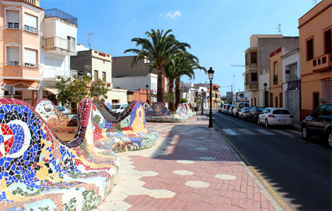 Скамейки на улицах Оропесы дель Мар