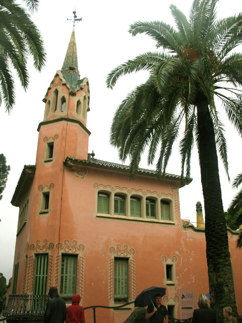 Дом-музей Антонио Гауди в парке Гуэль в Барселоне