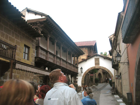 Улица Испанской деревни