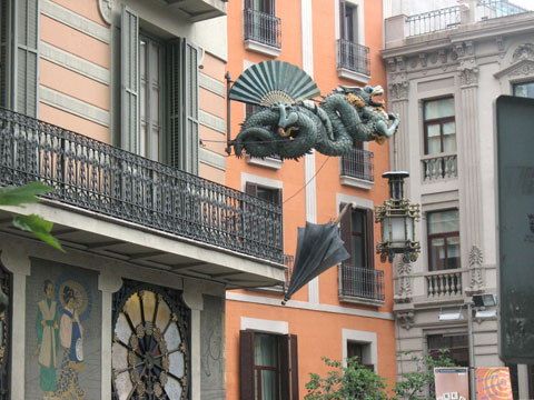 Дом зонтиков на Рамбле в Барселоне