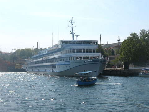 Круизный лайнер в порту Севастополя