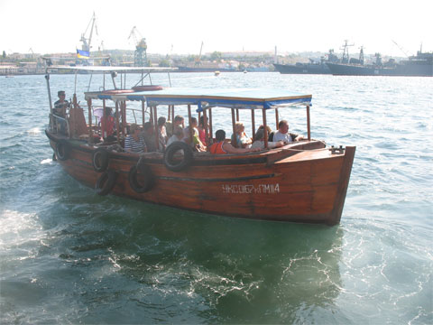 Прогулочные корабли в Севастопольской бухте