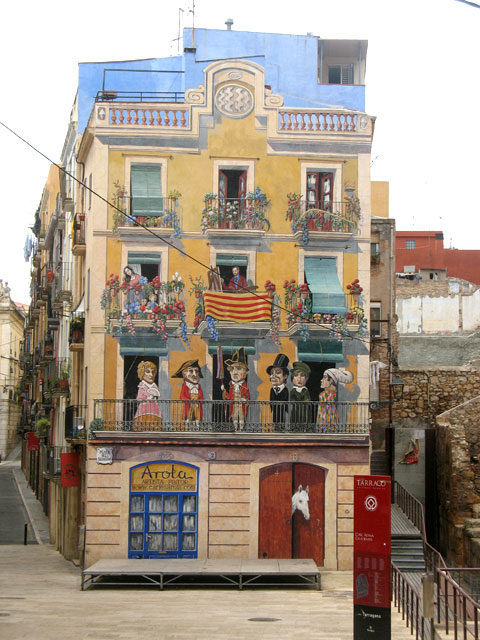 Таррагона, дом с нарисованными окнами
