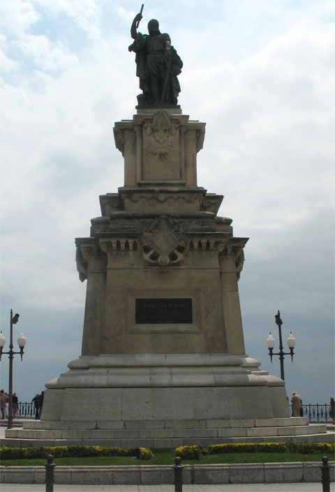 Памятник возле Средиземноморского балкона в Таррагоне