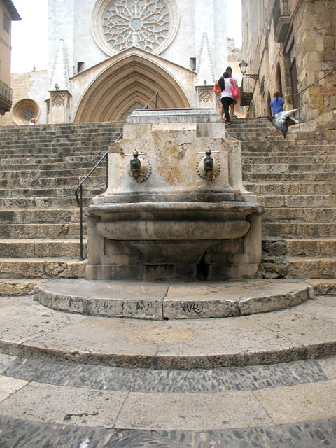 Лестница к кафедральному собору, на которой можно умыться святой водой