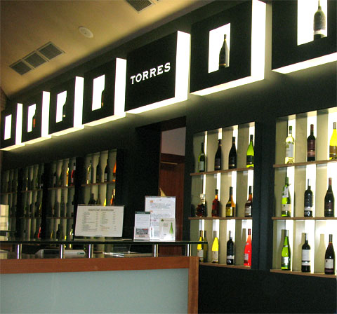 Выставка вин и магазин завода Торрес