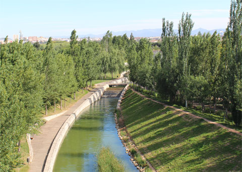 Вид на парк Кабесера с моста, ведущего в биопарк