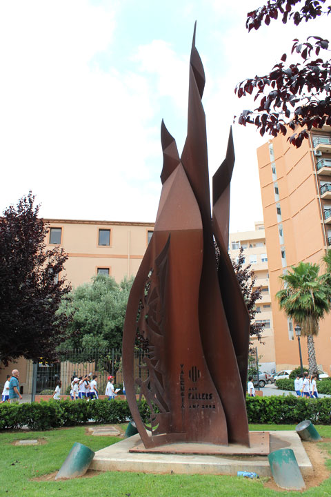 Скульптурный костер у входа в музей Фаллеро