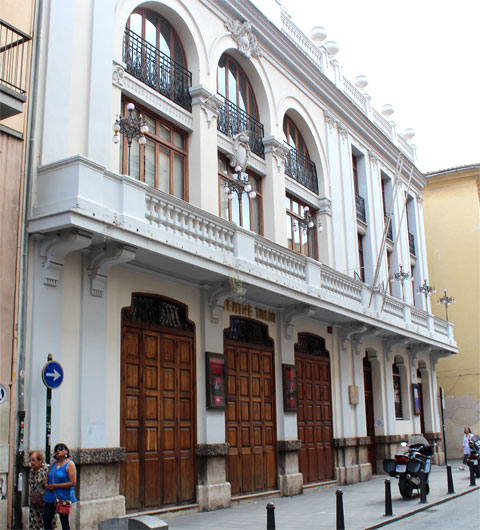 Здание театра Teatro Talia