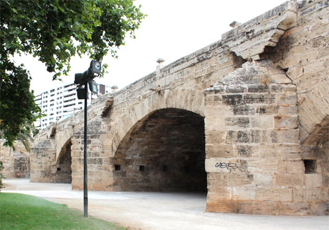 Мост Puente del Real через старое русло реки Турия в Валенсии