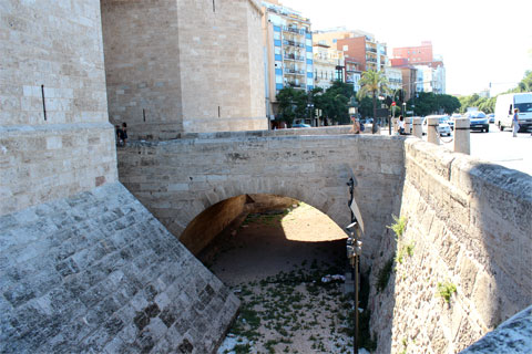 Крепостной ров перед воротами Torres de Serranos