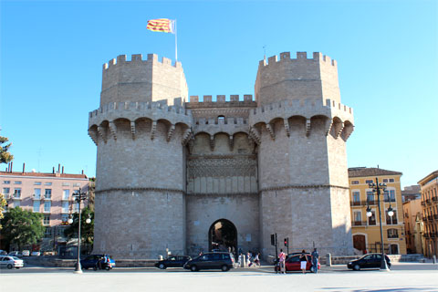 Крепостные ворота Torres de Serranos в Валенсии