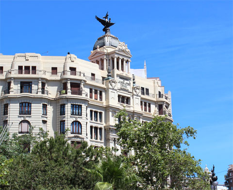 Здание на привокзальной площади в Валенсии
