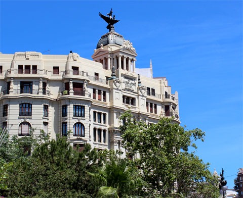 Здание напротив вокзала Valencia Nord