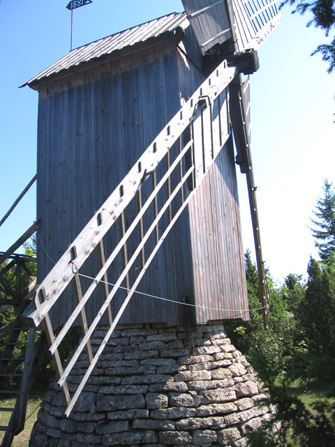 Деревянная мельница Эму на острове Муху