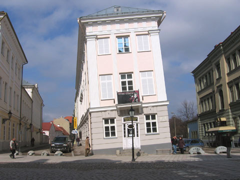 Падающий дом в Тарту
