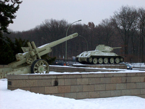 Танк Т-34 в Берлине