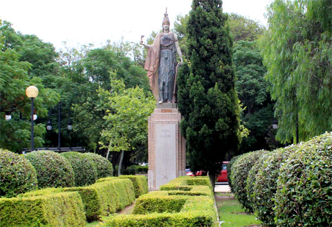Памятник в саду